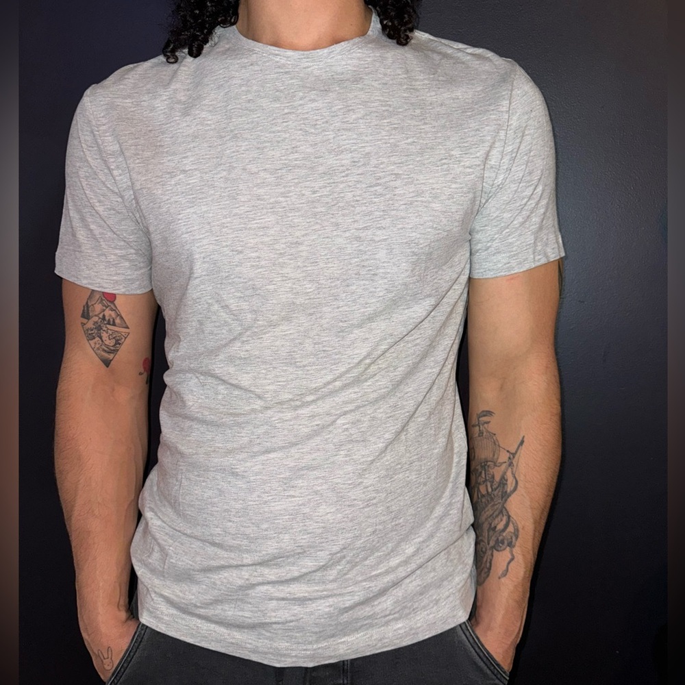H&M men’s gray tee